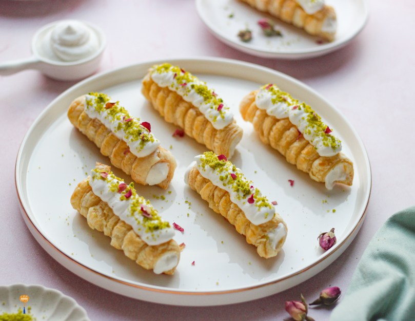 Cream rolls with rose water and pistachios 
