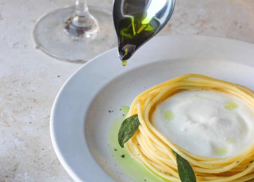 Spaghetti with dill oil
