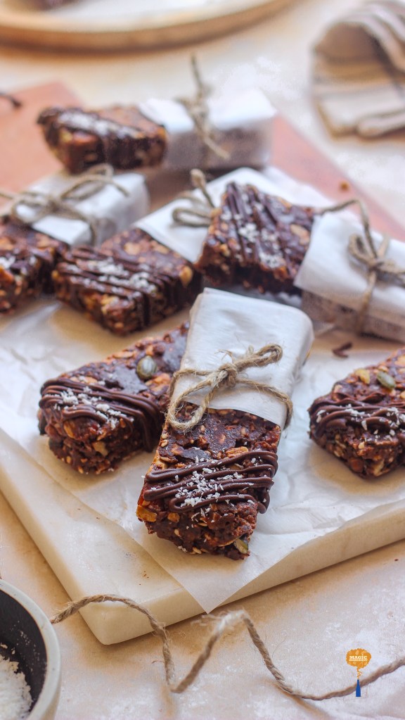 Chocolate and dates granola bar