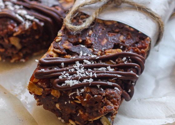 Chocolate and dates granola bar