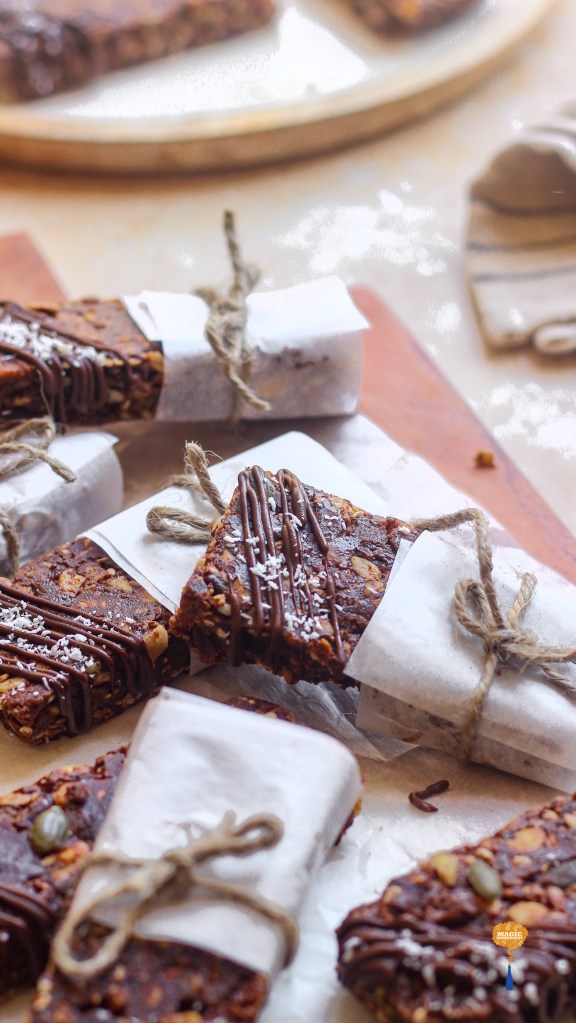 Chocolate and dates granola bar