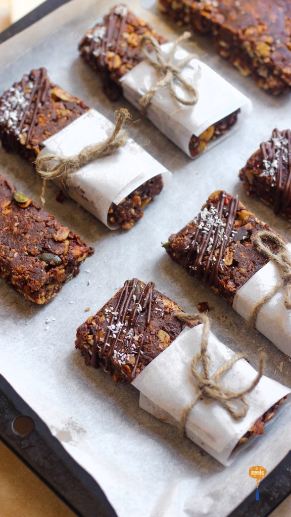 Chocolate and dates granola bar