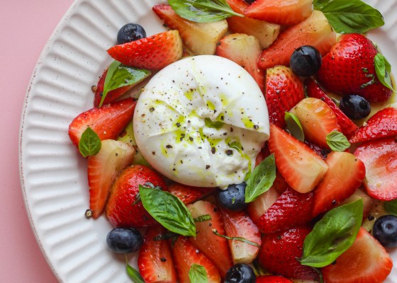 Strawberry and blueberries salad with burrata and balsamic dressing